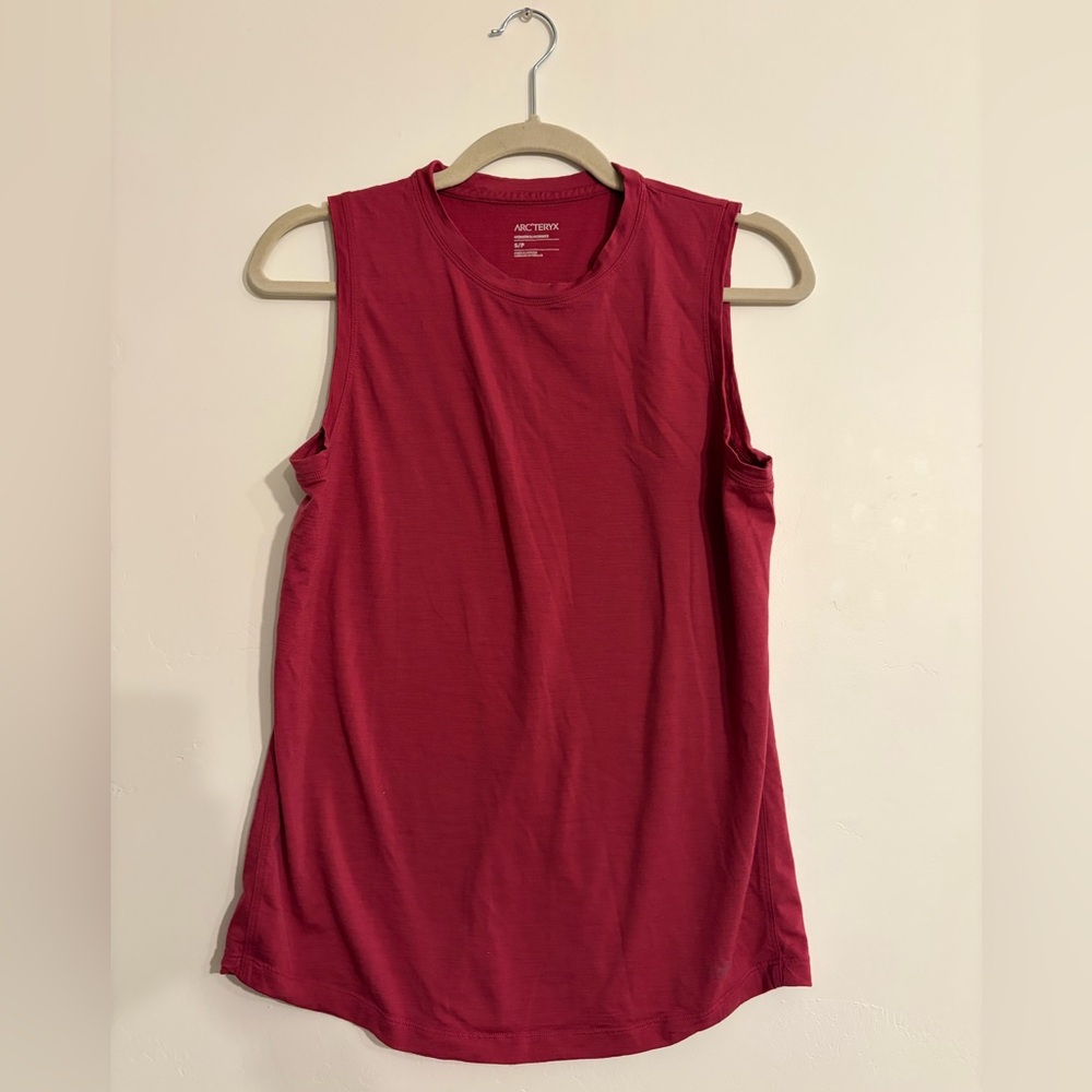 Arc'teryx Women's Lana MW Sleeveless Crewneck Tank size small in raspberry